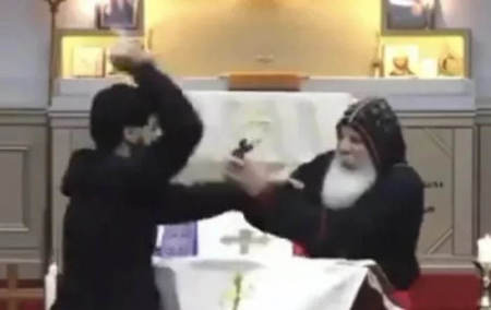 Obispo asirio que fue apuñalado mientras predicaba perdona al atacante |  TheChristianPostSpanish