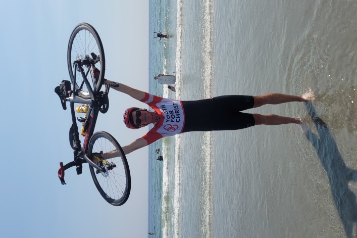 Miembro de la junta de Youth for Christ aprende a caminar de nuevo después de un accidente, recorre 14 estados