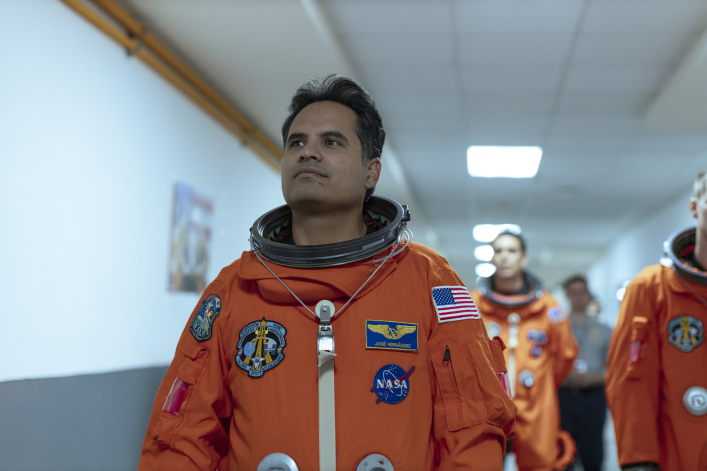 Reseña de 'A un millón de millas de distancia': el viaje al espacio impulsado por la fe de un trabajador migrante