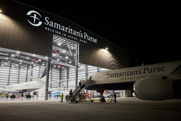 Samaritan's Purse dedica un nuevo centro de respuesta de transporte aéreo, un avión Boeing 757