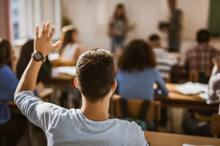 Profesor agrede verbalmente a un alumno y llama "falsos cristianos" a los partidarios de Trump