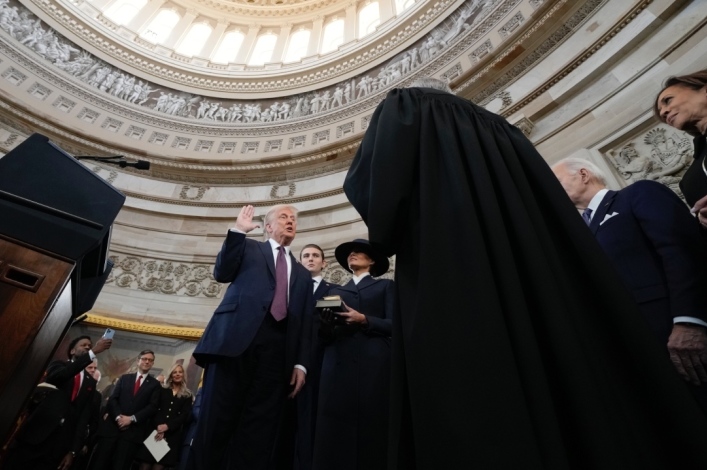 71% de estadounidenses apoya que el presidente ponga la mano sobre la Biblia durante su inauguración