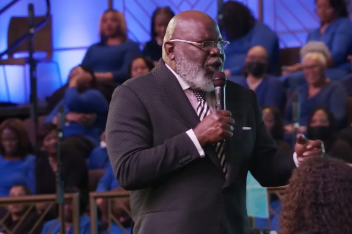 TD Jakes niega afirmaciones de que "albergaba deseos carnales" por los hombres