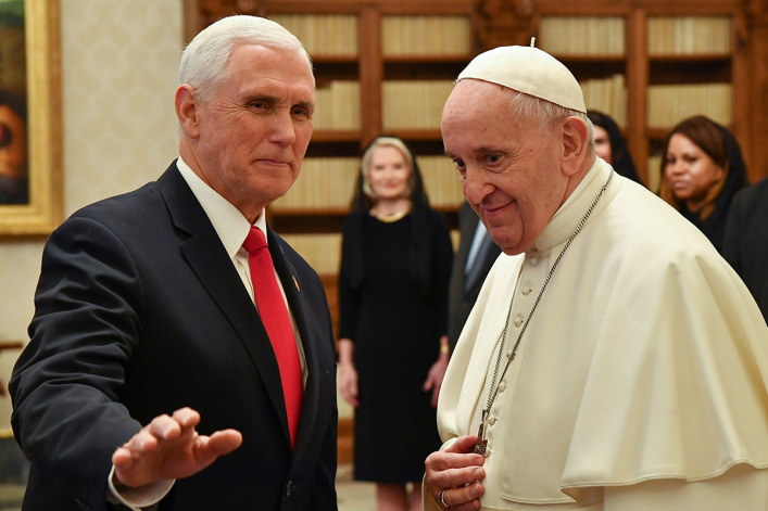 Mike Pence levanta críticas por llamar "Santo Padre" al Papa Francisco