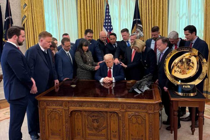 Líderes de fe oran por el presidente Trump en la Oficina Oval de la Casa Blanca