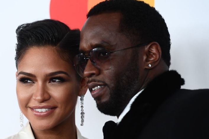 Sean "Diddy" Combs "lee las escrituras" en la sala del tribunal durante su juicio por tráfico sexual