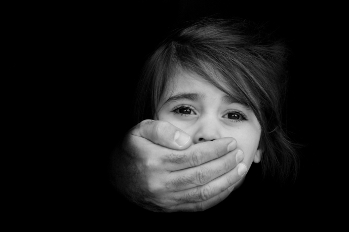 Madre inmigrante ilegal facilitó la agresión sexual de su hija de 12 años por 250 dólares, según reporte