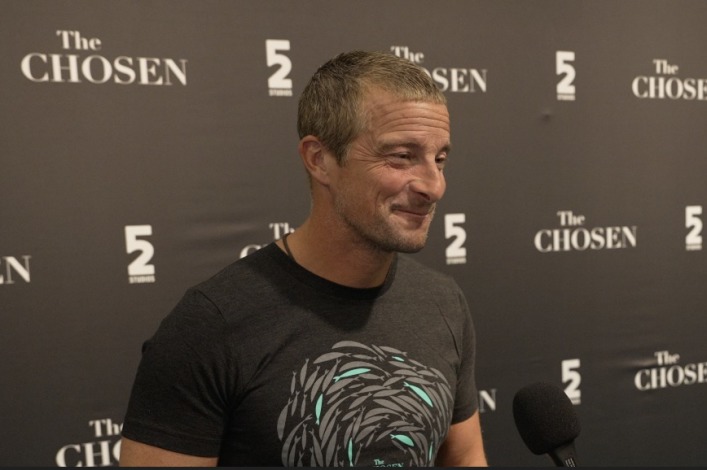El aventurero Bear Grylls explica cómo la fe le ha cambiado "de adentro hacia afuera"