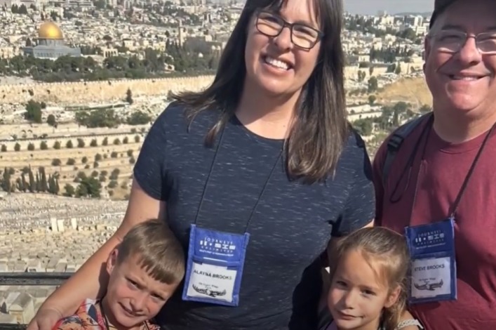 Pastor que evacuó Israel en pleno conflicto con Irán atribuye a oraciones su regreso a salvo