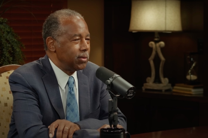 Ben Carson sugiere que las "batallas culturales ilógicas" indican una guerra espiritual