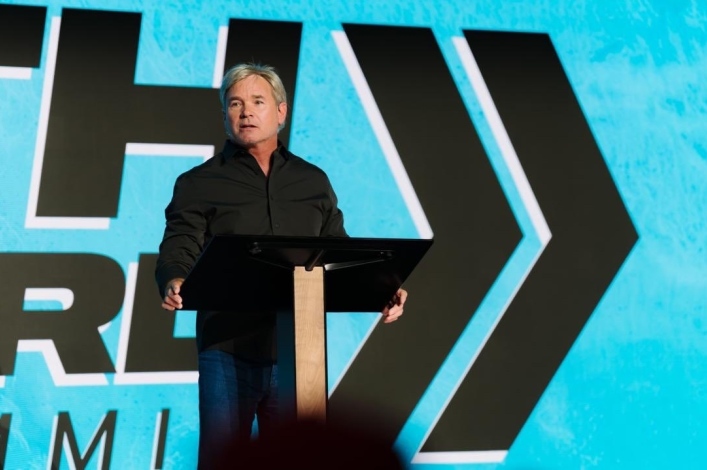 Pastor Jack Hibbs insta a pastores de California a involucrarse cívicamente