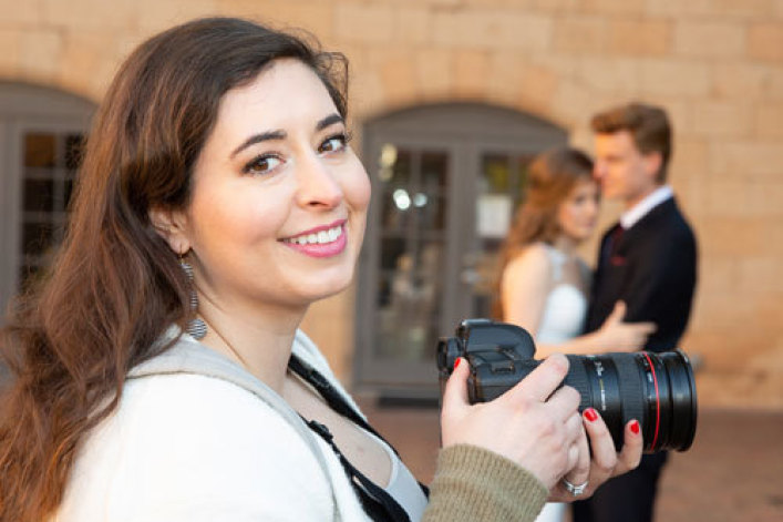 Fotógrafa cristiana gana demanda contra ley que la obligaba a cubrir bodas del mismo sexo
