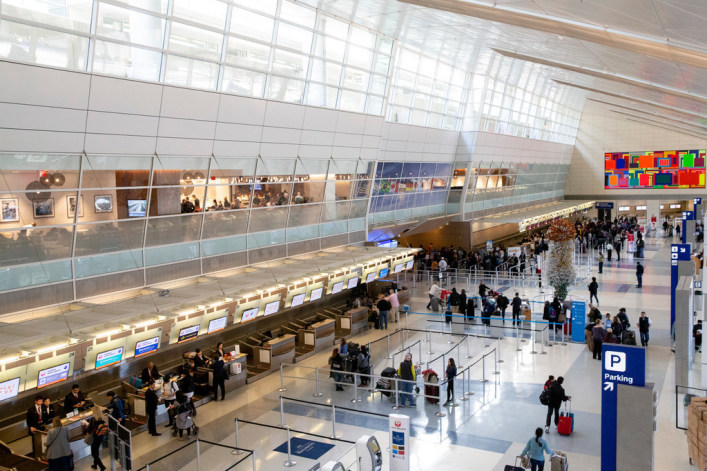 Legisladores advierten al Aeropuerto DFW por presunta exclusión de un pastor de capilla interreligiosa