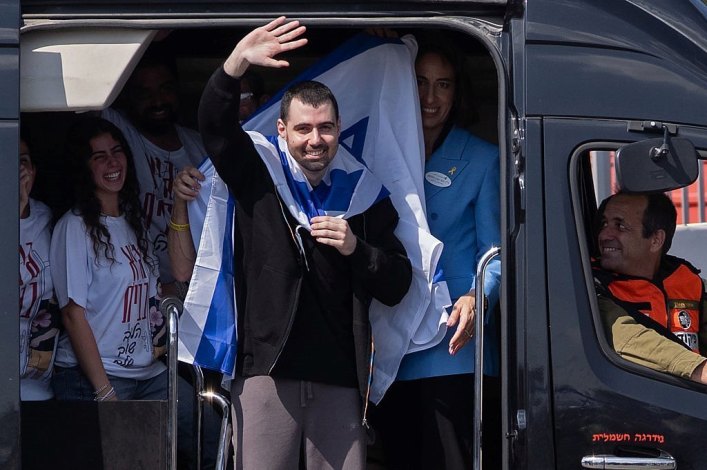 Veinte rehenes israelíes vivos se reúnen con sus seres queridos, "la guerra ha terminado"