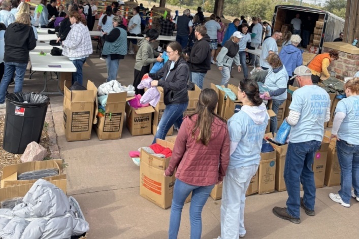 "Dando generosamente": Iglesia recolecta alrededor de 1.500 abrigos para donar a niños para el invierno