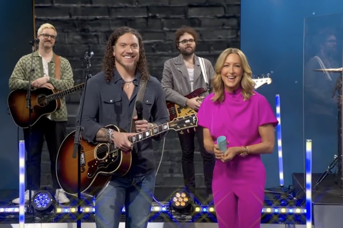 Brandon Lake dirige la alabanza en Good Morning America