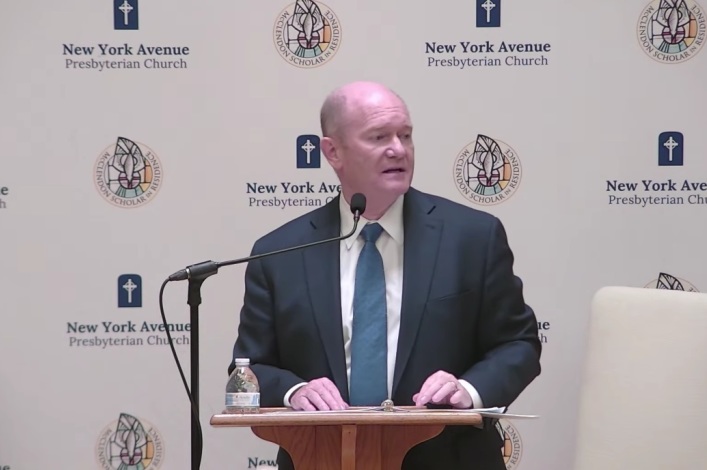 Senador demócrata afirma que ora por Trump, el presidente "no es mi enemigo"