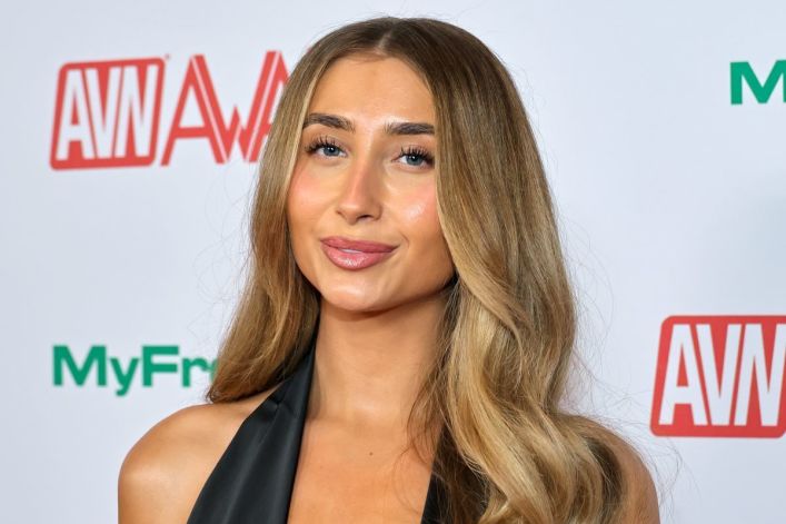 Lily Phillips confronta a quienes cuestionan su fe, pero no dejará el porno