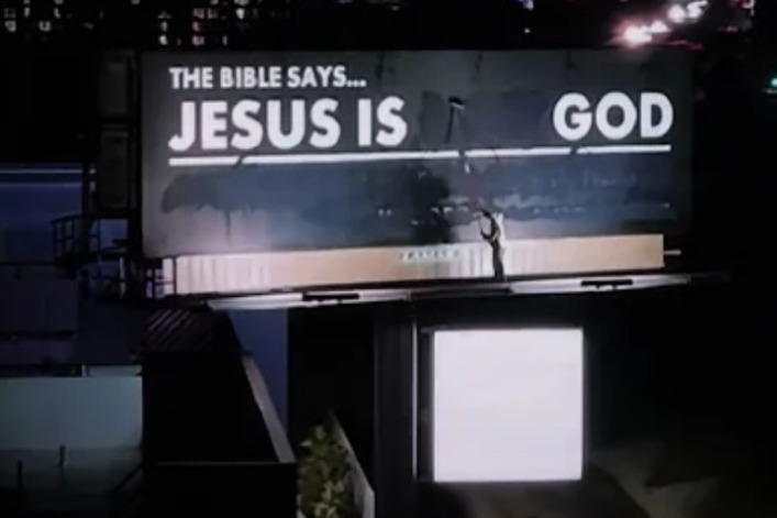 Hombre pinta valla publicitaria que afirmaba: “Jesús no es Dios”
