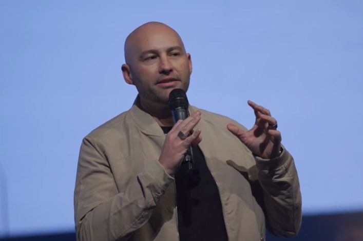 Pastor de la iglesia Glow, Joel Cave, revela que sufrió una crisis nerviosa