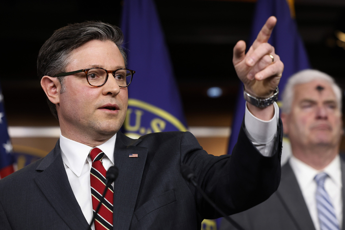 Presidente de la Cámara Mike Johnson advierte sobre el avance de la ley Sharia en Estados Unidos