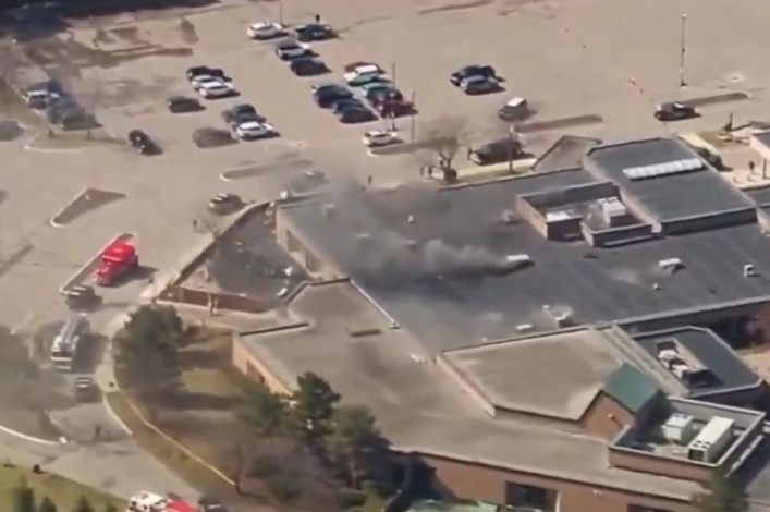 Ataque contra sinagoga en Michigan: reportan auto embistiendo y disparos