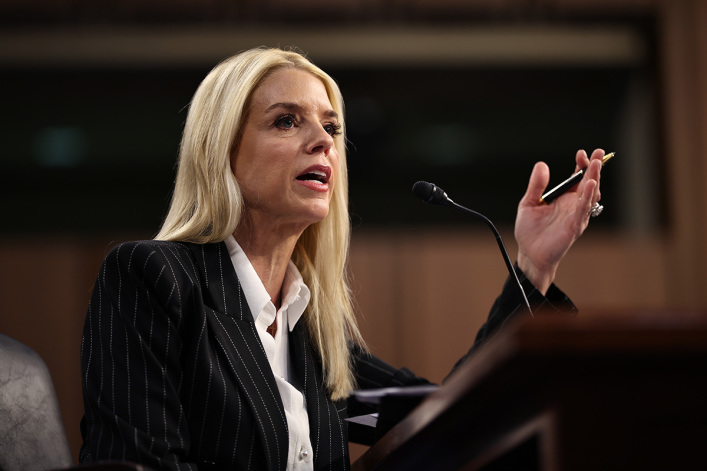 La ex-fiscal general Pam Bondi se recupera de un cáncer de tiroides