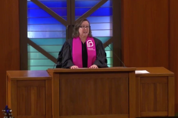 Ministra de la Iglesia Presbiteriana promueve el aborto en una sinagoga mientras lleva puesta estola de Planned Parenthood