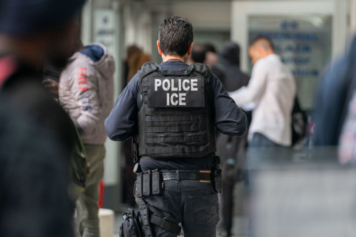 Migrantes latinoamericanos denuncian expulsión arbitraria a África por autoridades de EEUU