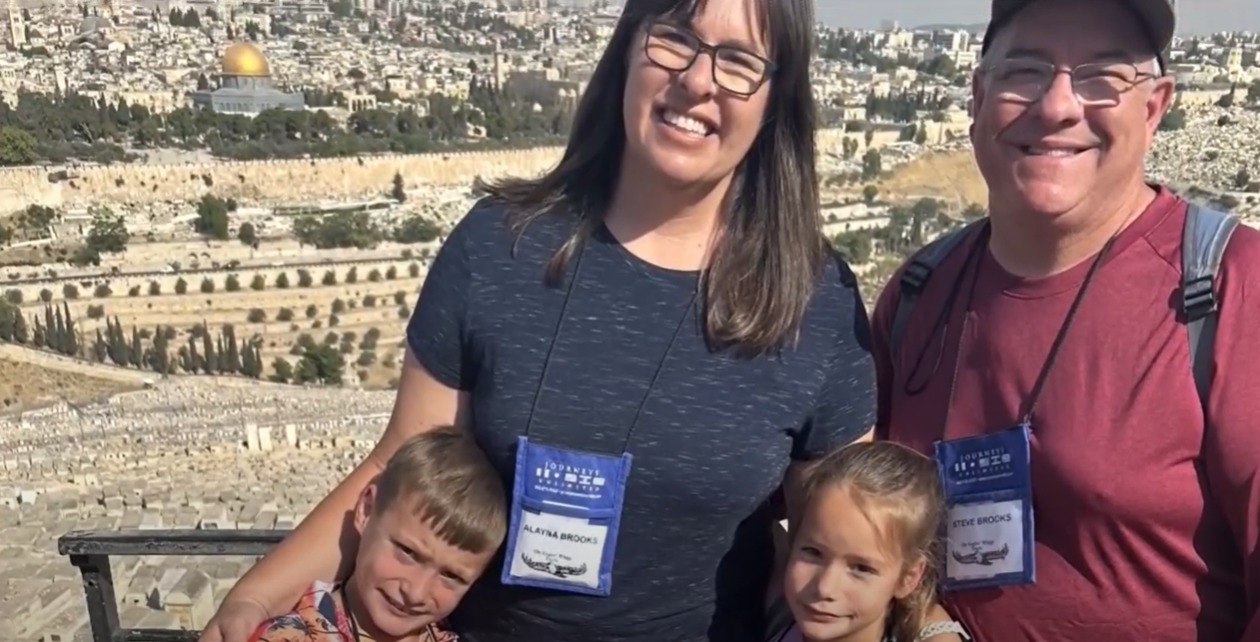 Pastor que evacuó Israel en pleno conflicto con Irán atribuye a oraciones su regreso a salvo