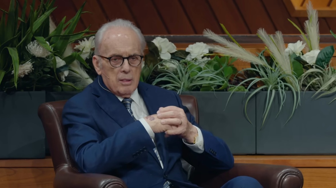 John MacArthur ingresado en el hospital con neumonía, "pronto podría estar en la presencia del Señor"
