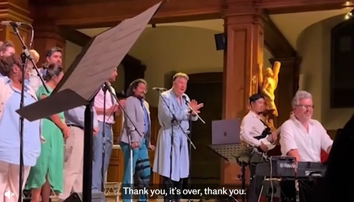 Obispo vestido con bata de dormir interrumpe concierto de un coro en iglesia y ordena desalojar el inmueble