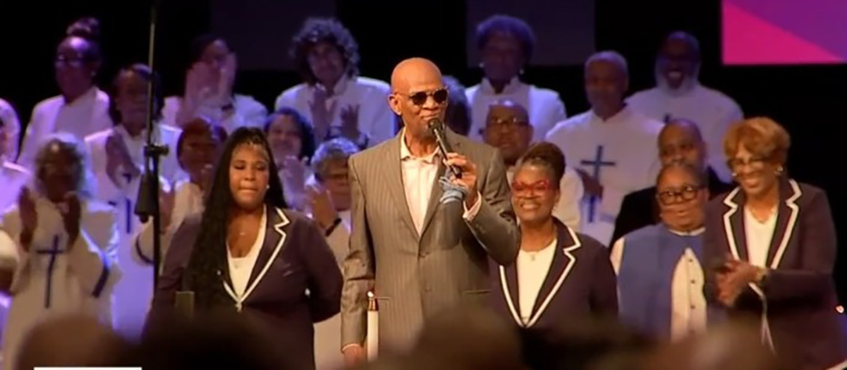 Pastor regresa a megaiglesia tras ser liberado de prisión por condena de fraude de $3.6 millones