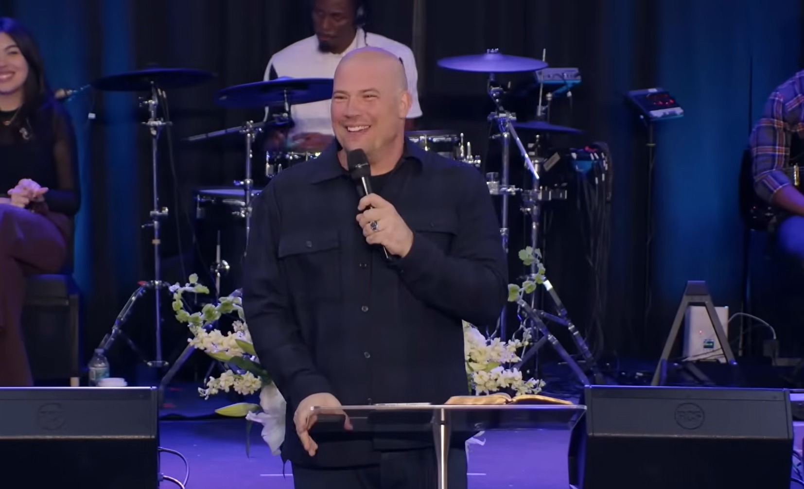 El pastor Ted Shuttlesworth Jr. se aparta del ministerio por adulterio, según informes