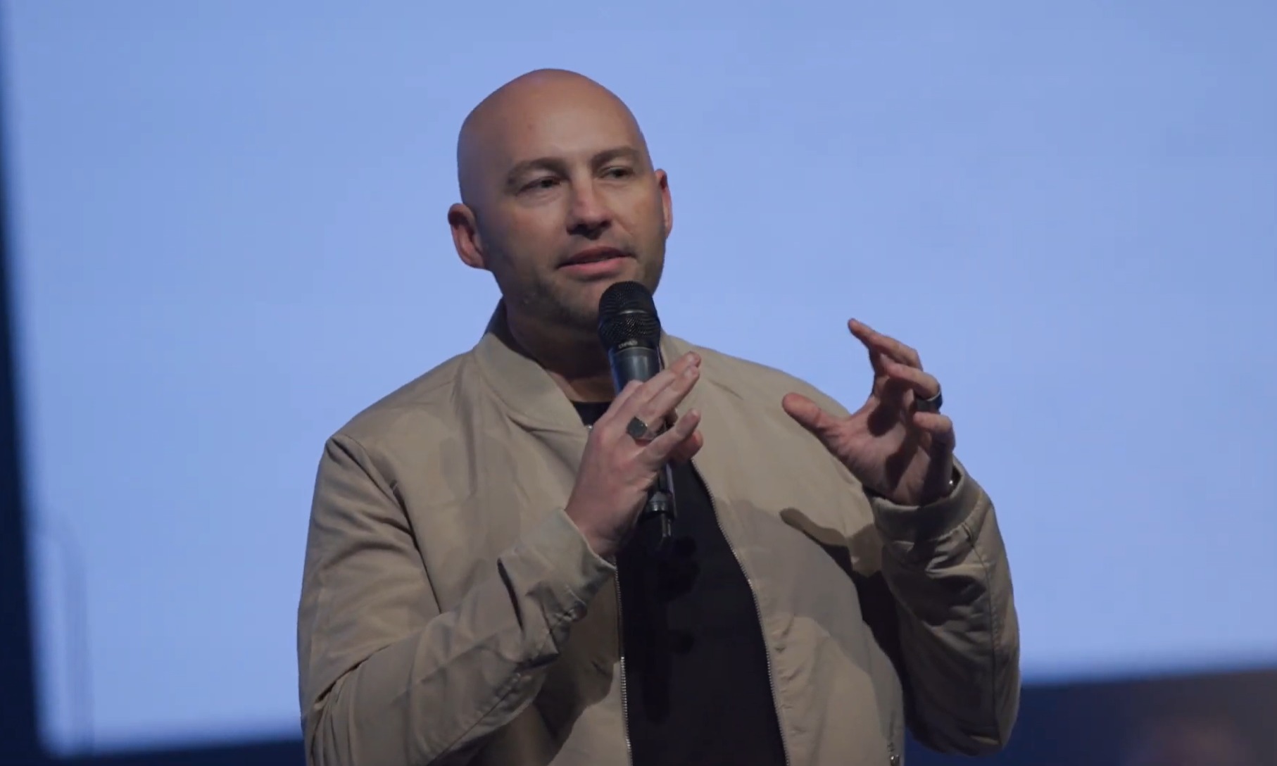 Pastor de la iglesia Glow, Joel Cave, revela que sufrió una crisis nerviosa