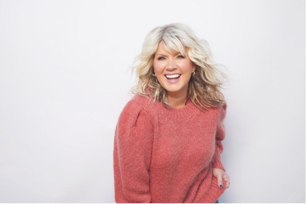 Natalie Grant pide oración tras sufrir caída grave que le causó lesiones internas y hospitalización