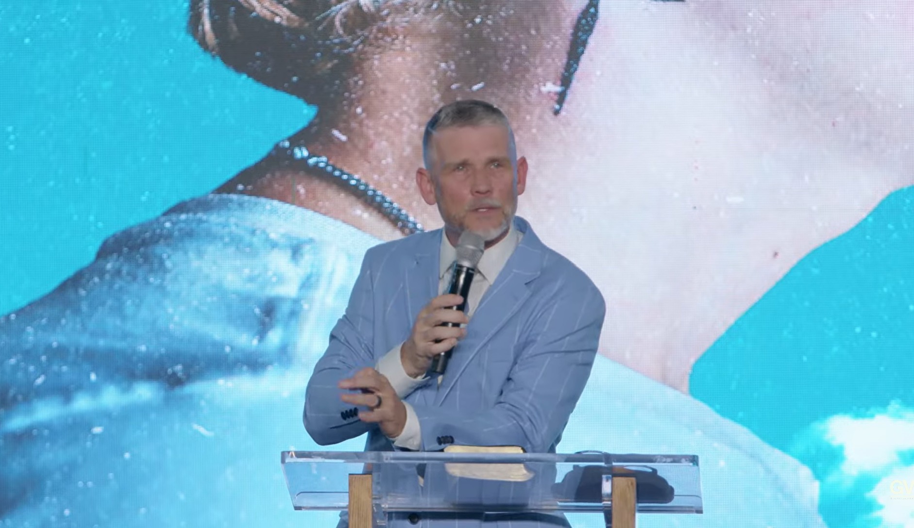 Un doliente pastor Greg Locke asegura que el diablo pagará "al céntuplo" por la muerte de su hijo