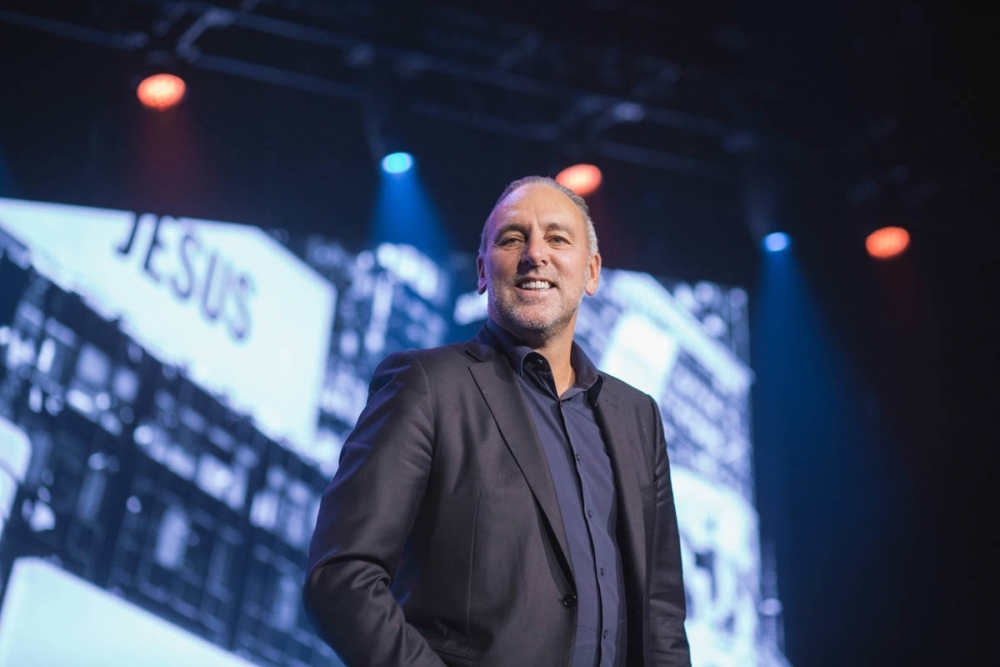 Brian Houston afirma que su cuenta de X se vió "comprometida": "Yo no veo pornografía"