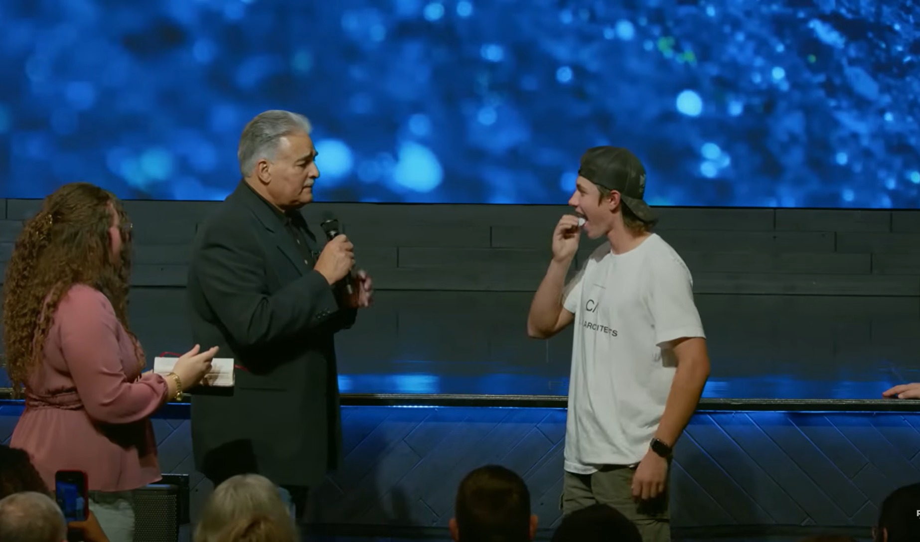 Kevin Leal ordena a un adolescente comerse una página de la Biblia tras declarar que se convertirá en millonario
