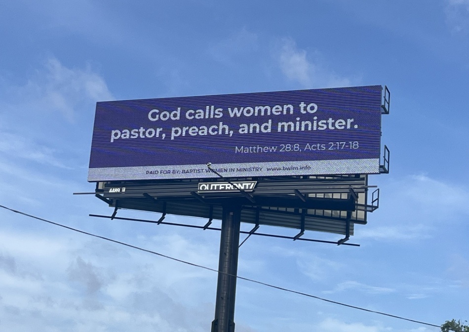 "Dios llama mujeres a pastorear": Cartel gigante desafía a la Convención Bautista antes de su reunión anual