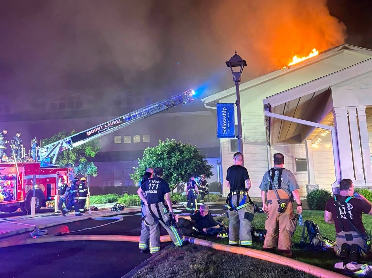 Miembros celebran un “milagro” después de que un rayo incendiara su iglesia