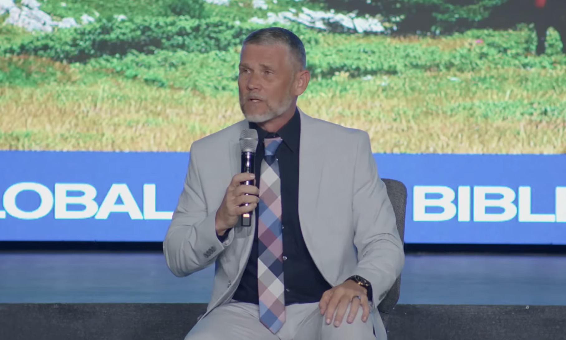El pastor Greg Locke dice "no tenemos nada que ocultar" tras allanamiento en su casa