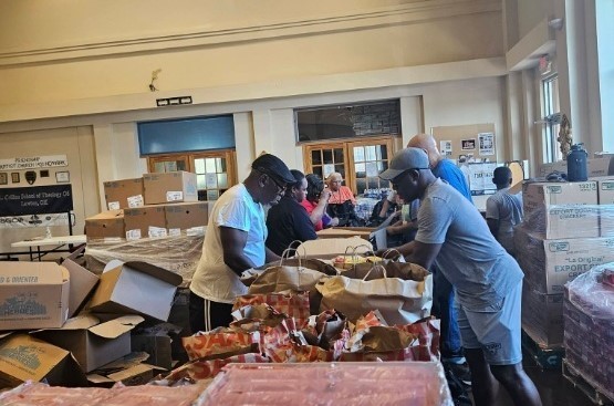 Decenas aceptan a Cristo durante una entrega de alimentos en una iglesia de Oklahoma