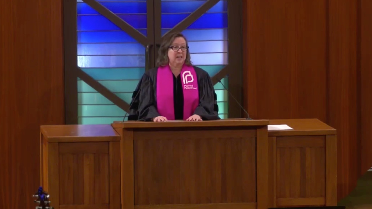 Ministra de la Iglesia Presbiteriana promueve el aborto en una sinagoga mientras lleva puesta estola de Planned Parenthood