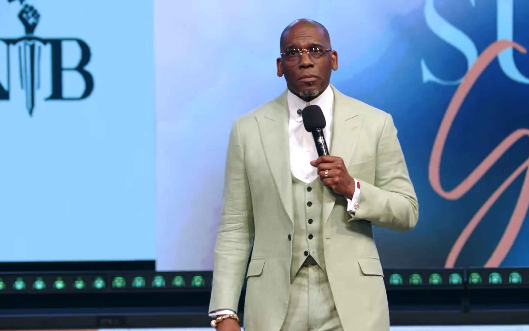 El pastor Jamal Bryant encabeza vigilia de oración nacional por el joven Nolan Wells